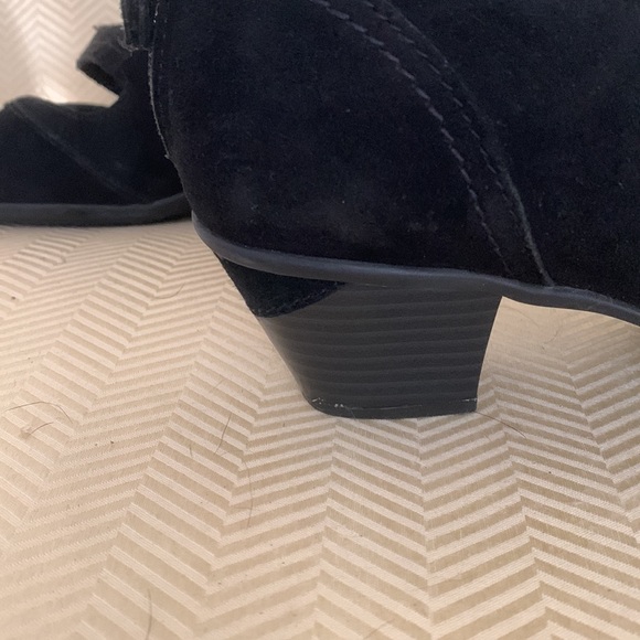 VGUC Earth black suede mary jane style shoes - Picture 4 of 10